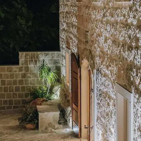 Mediterranean Estate Ferienhaus